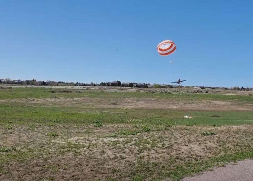 El Cirrus SR22 dscendiendo con paracaídas. Choque de aviones.