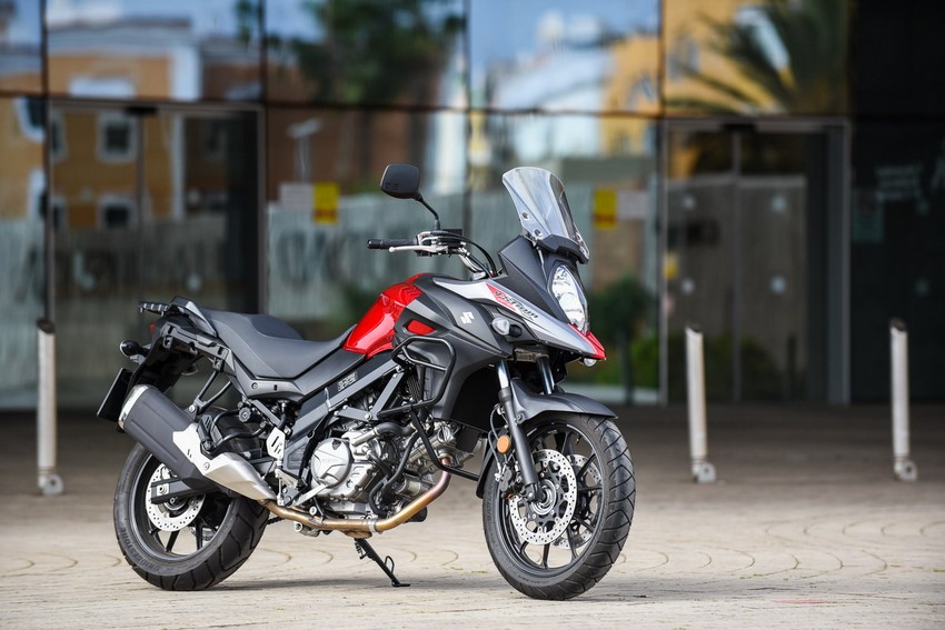 3- La Suzuki V Strom 650 estándar en rojo candy