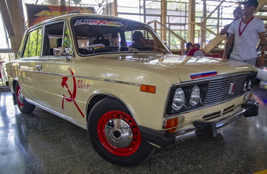 Lada 1600 con el símbolo de la URSS