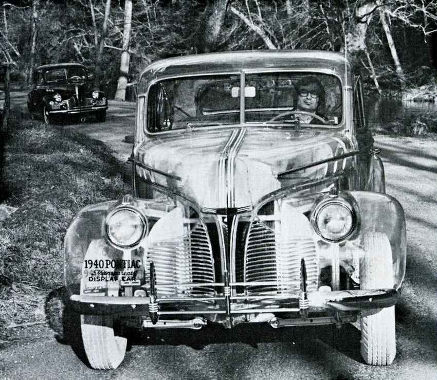 Pontiac Deluxe Six. transparente delante.