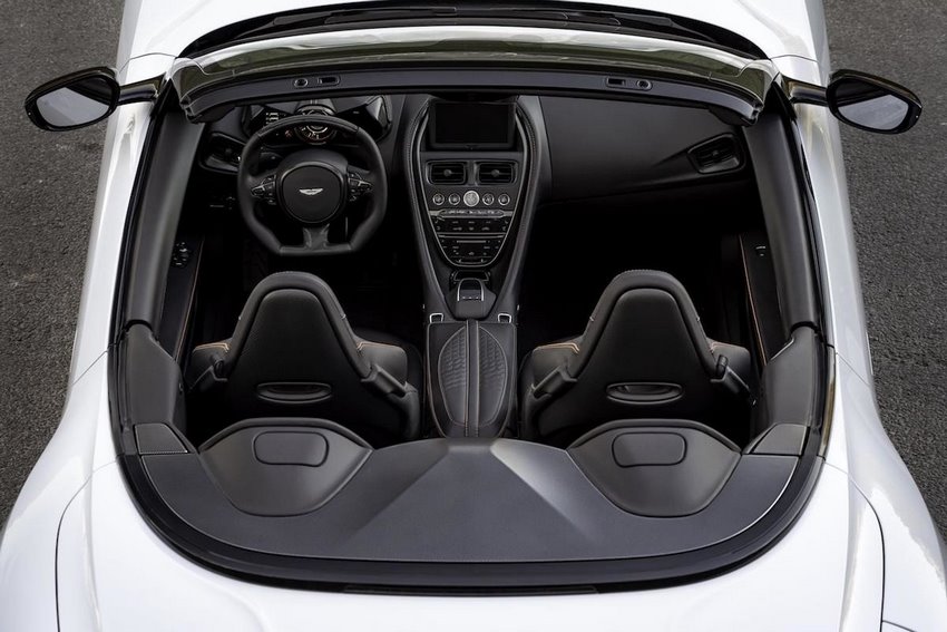 Interior y vista aérea del Aston Martin DBS Superleggera Volante