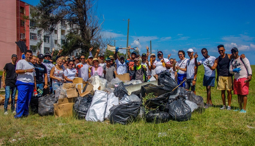 Club Motos Eléctricas Cuba en recogida de las playas del reparto Nautico