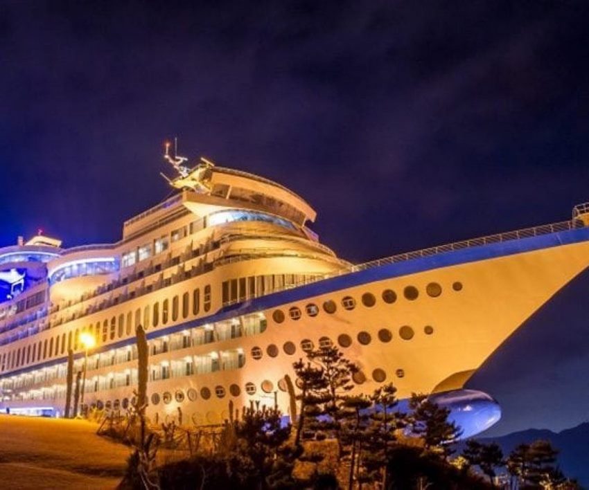 Sun Cruise Resort & Yacht vista nocturna