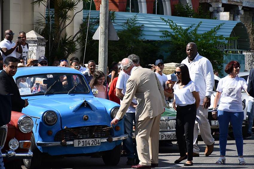 El Príncipe Carlos de Inglaterra mostrando interés por los autos ingleses