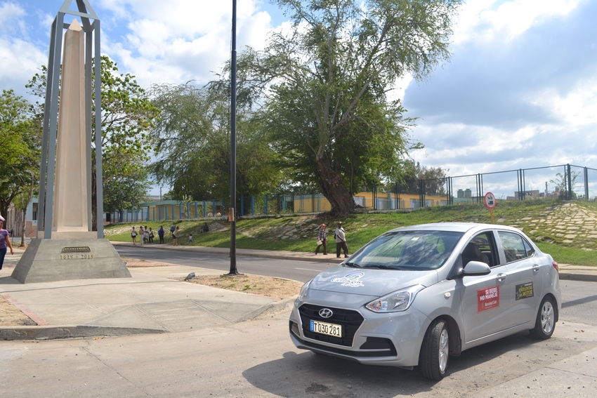 Hyundai Grand i10 junto al obelisco por los 200 años de Cienfuegos