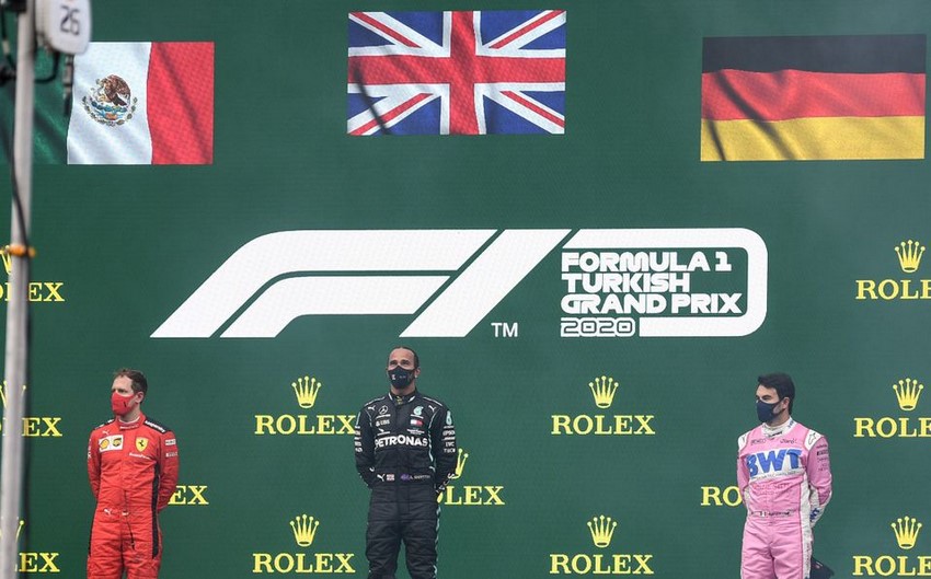 Fórmula 1: Podio del GP de Turquía, Hamilton al centro, Checo Pérez, derecha, y Vettel, izquierda.