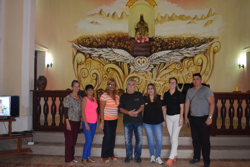 Frente al altar, Milvia Rivero y su personal de la Ermita con ExM