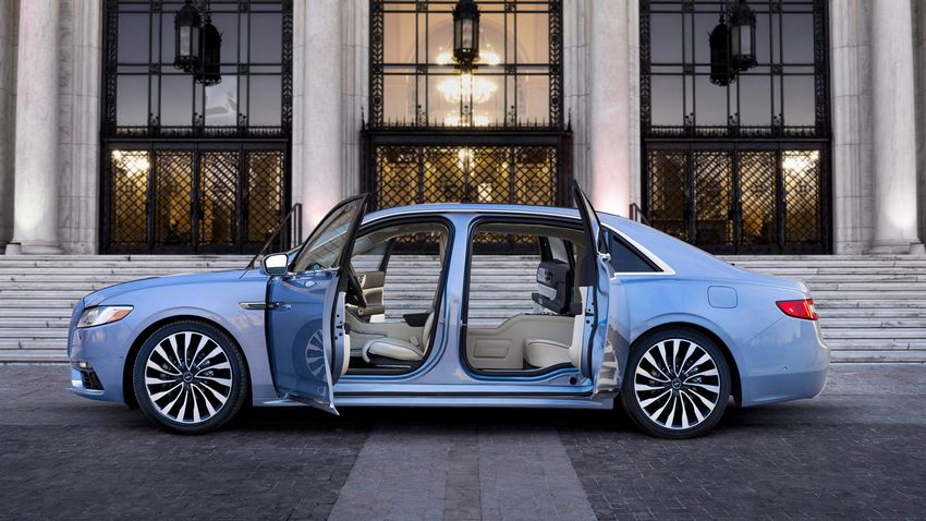 Lincoln Continental 2019 vista lateral con puertas abiertas