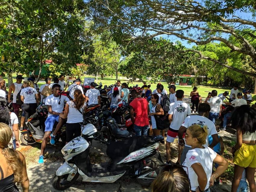 Hasta el Zoológico Nacional llegó Motos Eléctricas Cuba (MEC) para, junto a familiares y niños, plantar árboles frutales y conocer de cuidado animal. 