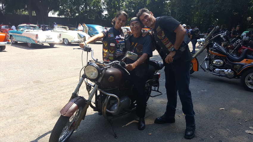 Raúl Estopiñán en su BSA en el parqueo de Tropicana