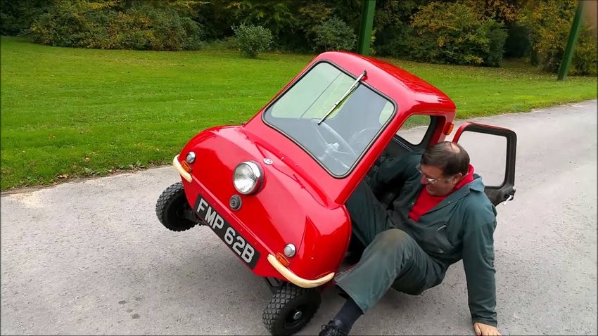 Hombre intentando salir incorrectamente de un Peel P50