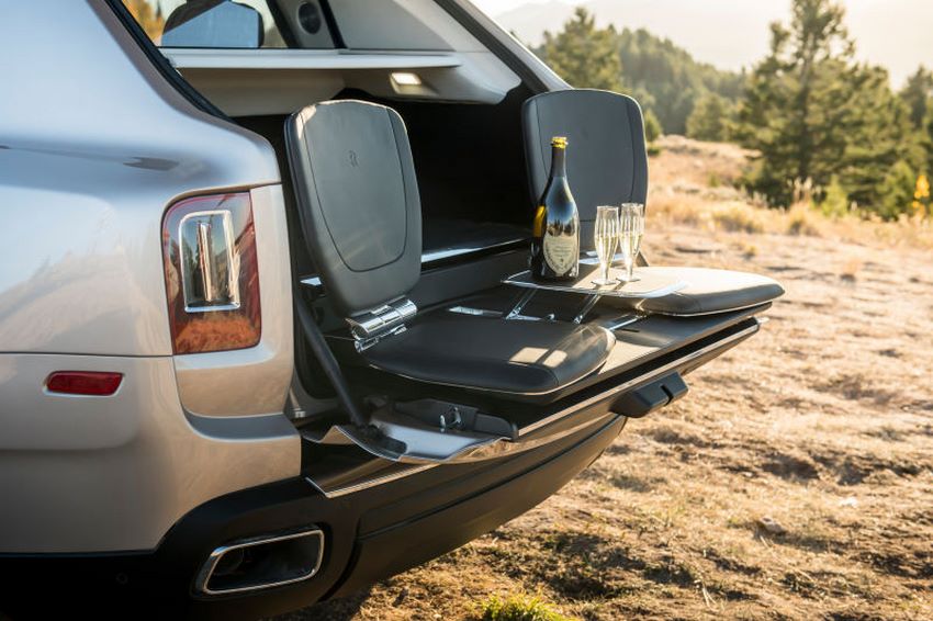 Este accesorio de Rolls-Royce llamado “The Cullinan Viewing Suite” despliega con solo tocar un botón unos asientos con una mesilla para cocktails.