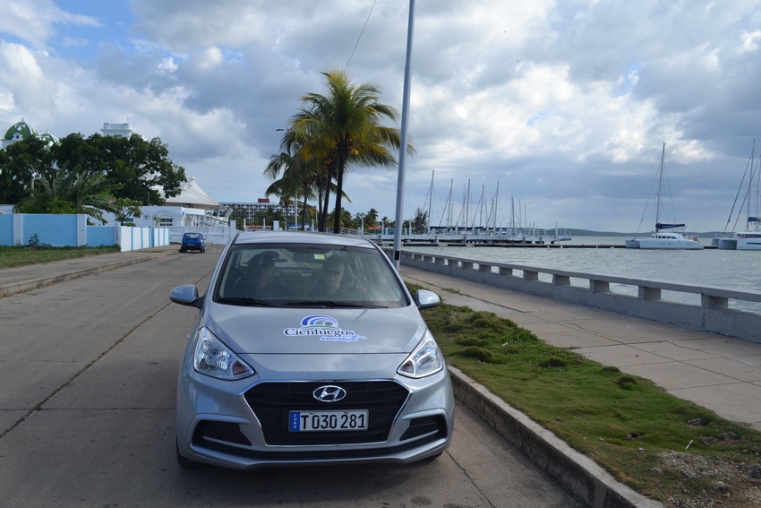 Hyundai Grand i10 junto a la orilla de la bahía de Cienfuegos