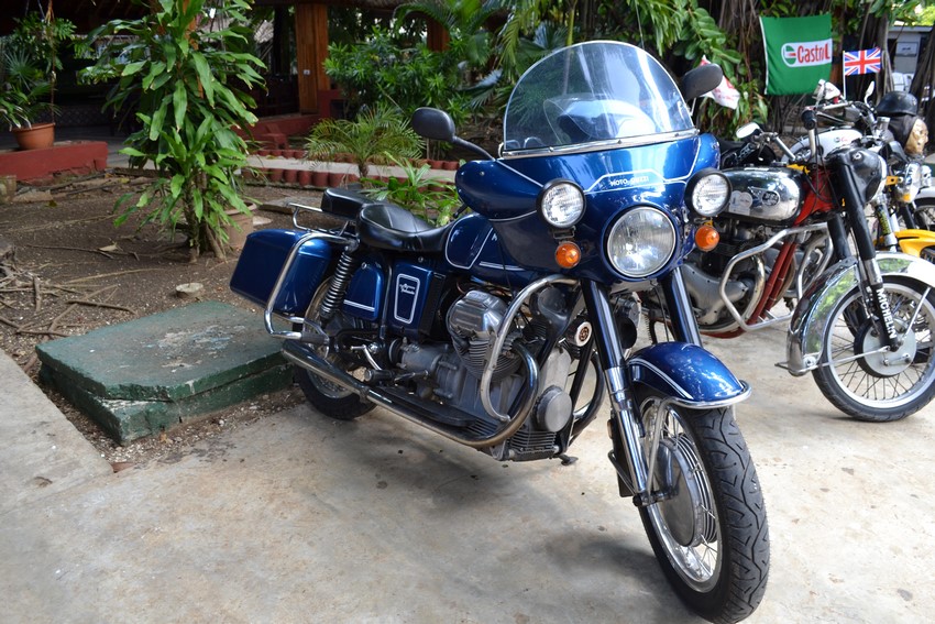 Moto Guzzi italiano junto al BSA británico