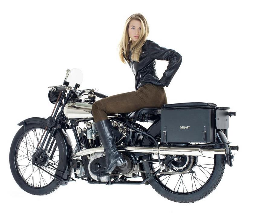 Chica sobre la Brough Superior