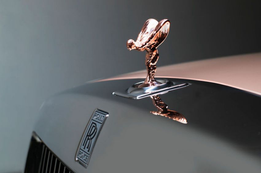 El “Whispered Muse”, un modelo de Rolls-Royce Phantom, tiene un emblema hecho de oro rosa.
