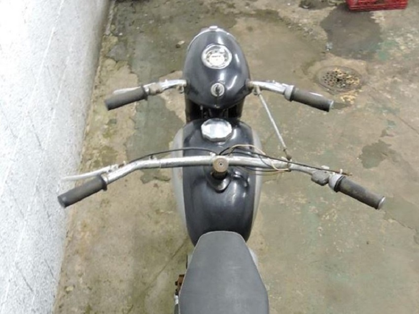 Checoslovaquia CZ 125 cc, moto-escuela