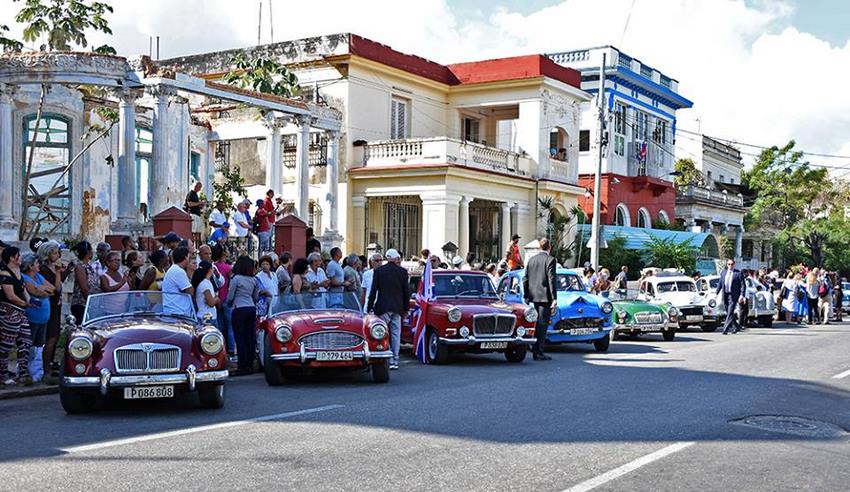 Club de Autos Ingleses de La Habana alineados frente al Parque John Lennon