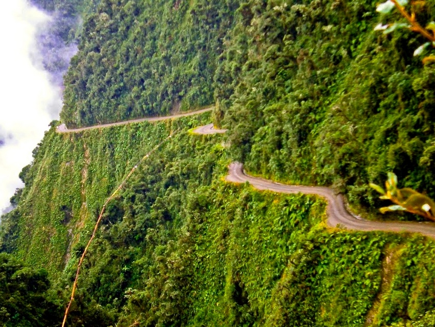 Una de las carreteras peligrosas del mundo, Los Yungas en Bolivia