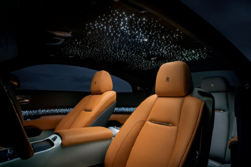 La colección Rolls-Royce Wraith Luminary tiene estrellas fugaces en el techo.