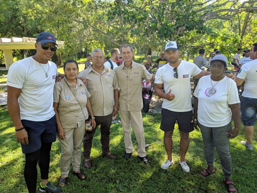 Hasta el Zoológico Nacional llegó Motos Eléctricas Cuba (MEC) para, junto a familiares y niños, plantar árboles frutales y conocer de cuidado animal. 
