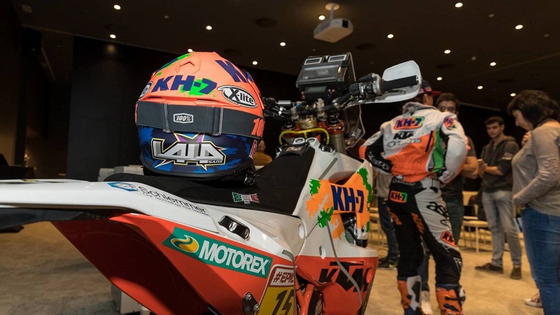 Moto y casco de Laia Sanz