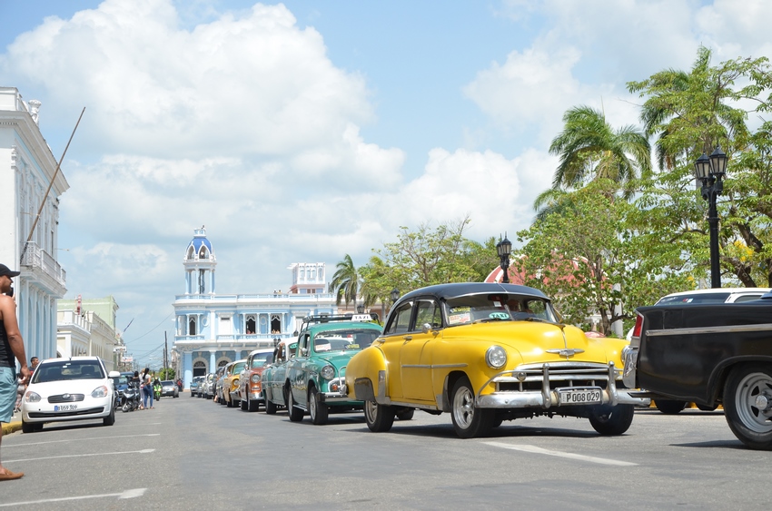 Caravana de autos clásicos en el Parque Martí