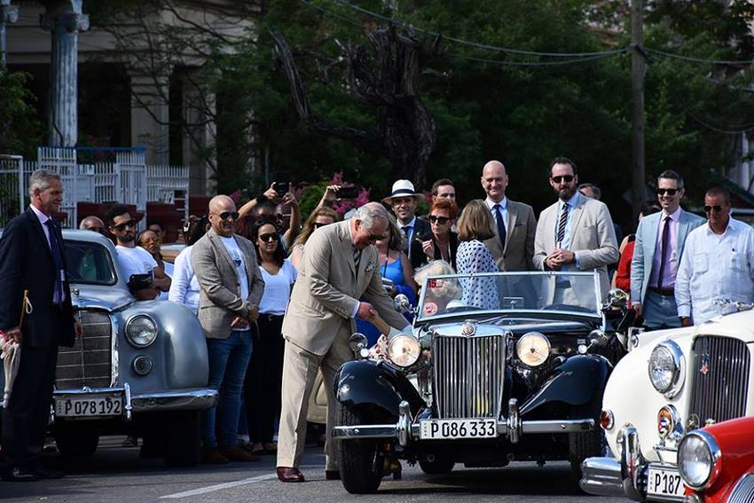 Príncipe Carlos de Inglaterra y su esposa Camila, duquesa de Cornualles en un MG clásico