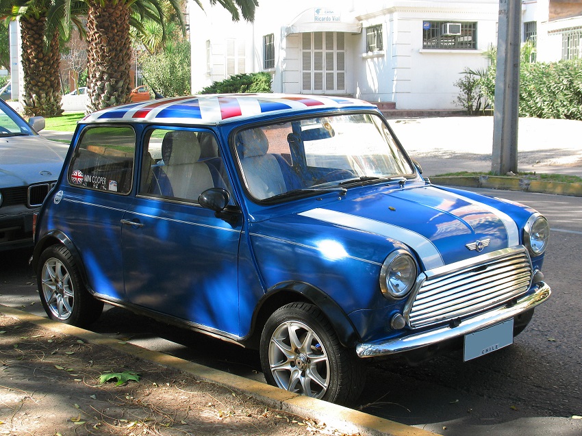 Austin Mini azul parqueado