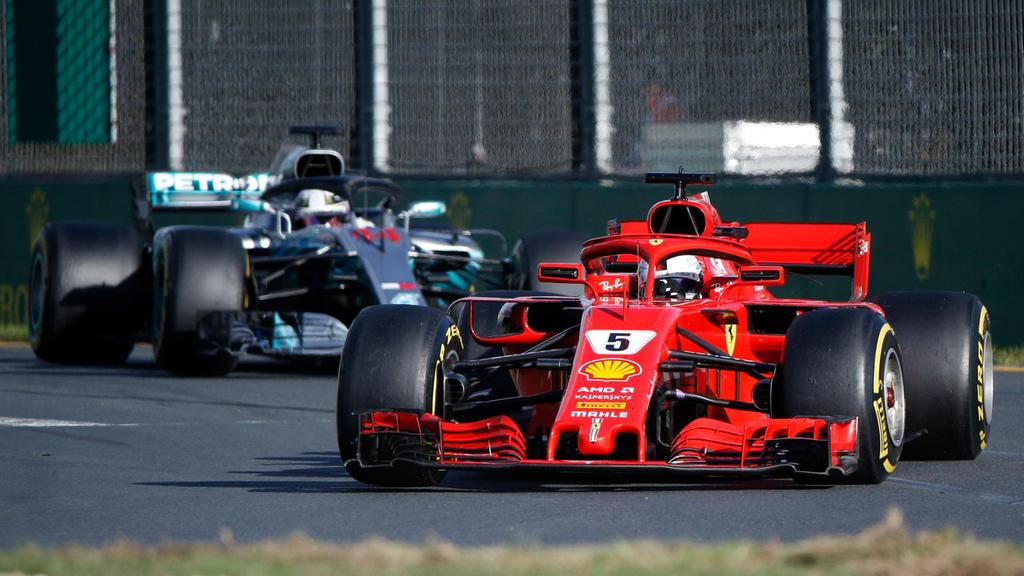 Vettel con Ferrari delante, detrás Hamilton con Mercedes