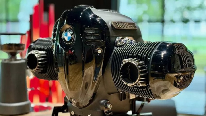 Máquina de café inspirada en el motor de una moto R18