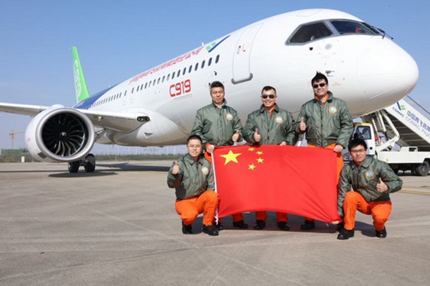 COMAC C-919 trecer prototipo detras