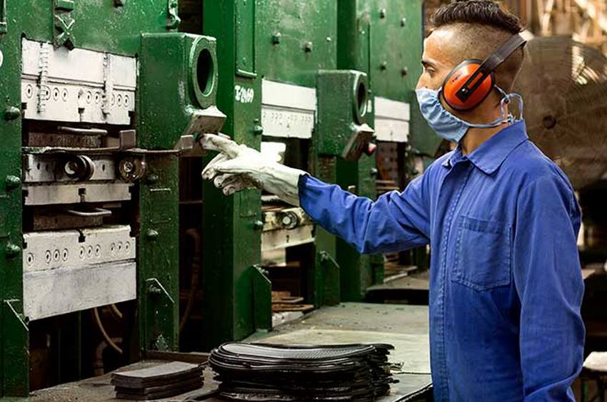 Más de 560 artículos de goma produce POLIGOM, única empresa en Cuba que fabrica neumáticos y presta además servicios de recape y asesorías técnicas.