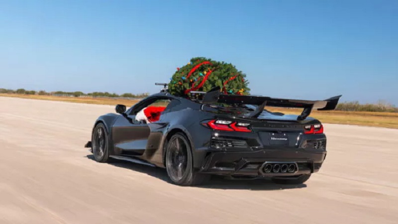 Récord de velocidad para un coche con un árbol de Navidad encima
