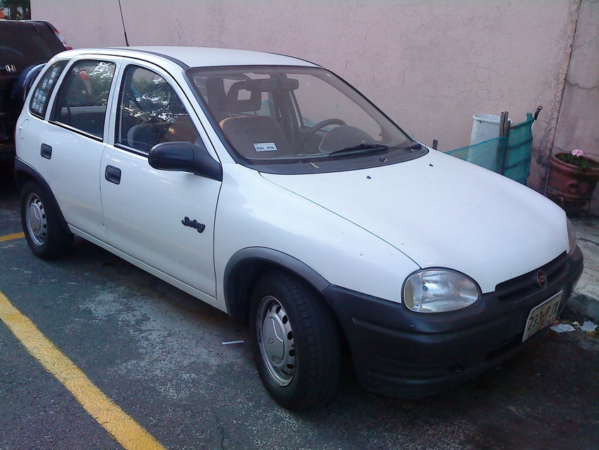 Chevy Swing de 5 puertas de 1996 blanco