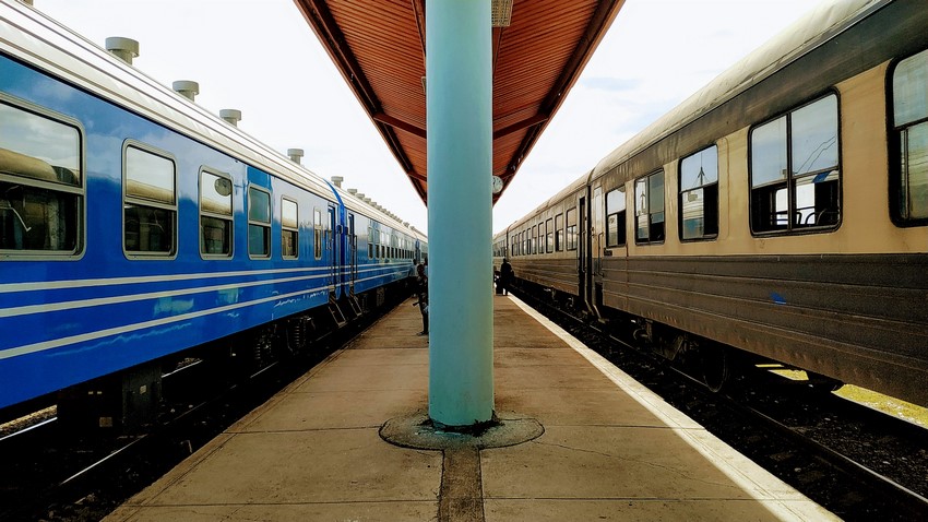 Coches nuevo junto a  coches viejos en la estación de Santiago de Cuba, para viajar por cuba