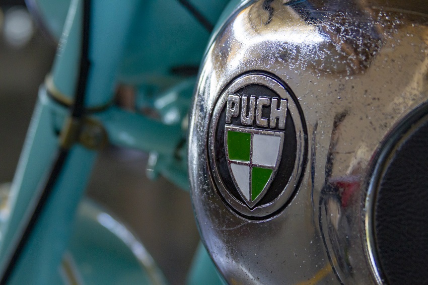 Logo de Puch en la moto de Michel Serrano