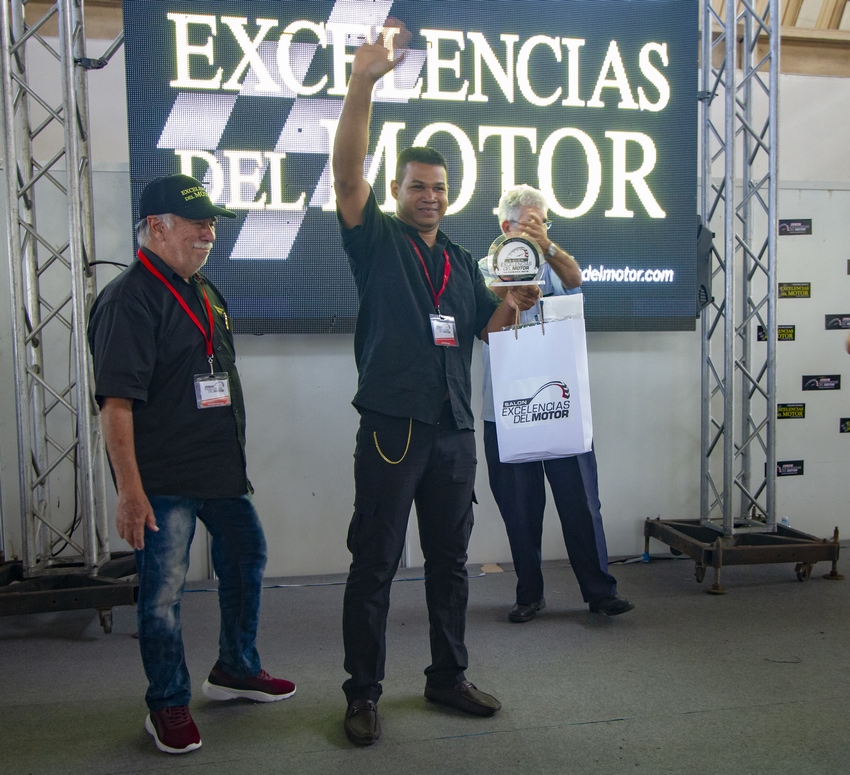 Josué Cabrera García portando el premio de la popularidad por su fotingo