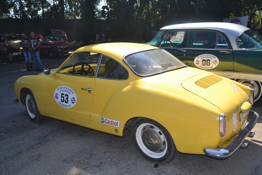 Kamil Bullaudy, muestra orgulloso su VW Karmann Ghia(Tipo 14) de 1959