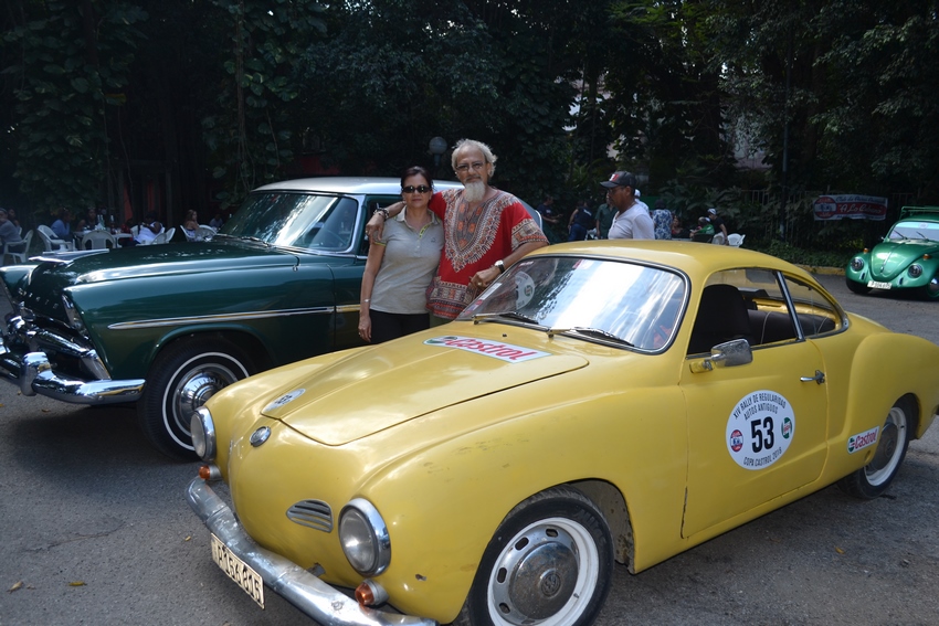 Kamil Bullaudy, muestra orgulloso su VW Karmann Ghia(Tipo 14) de 1959