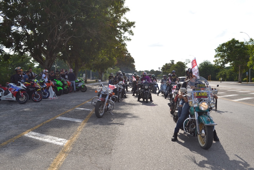 Excelencias del Motor quiso celebrar los 330 de una ciudad amante de las dos ruedas, y llego hasta Santa Clara para encontrarse con amigos: LAMA y Moto100.