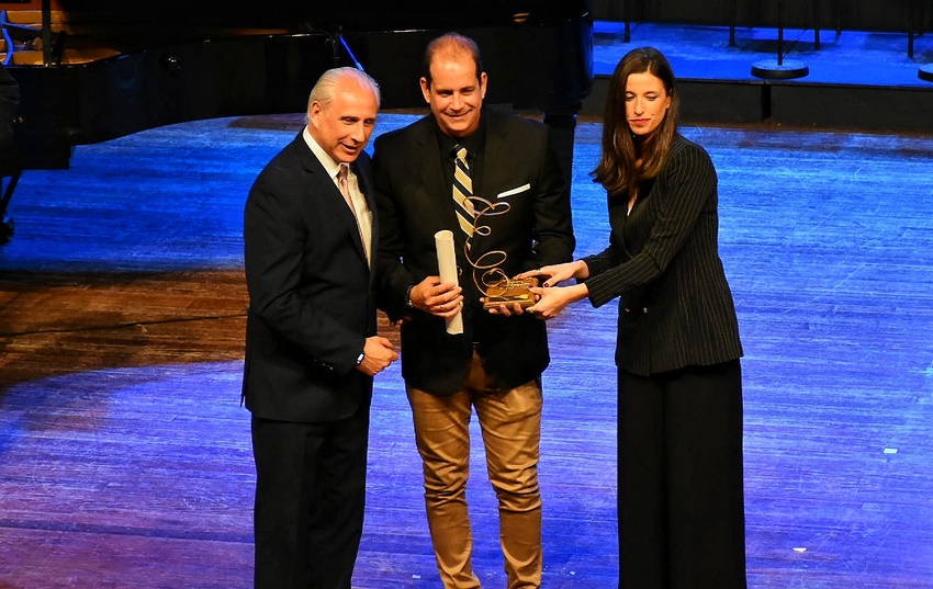 Carlos Hernández Lujan, conductor y director del programa Cubavisión Deportes junto a Jose Carlos de Santiago y Veronica de Santiago