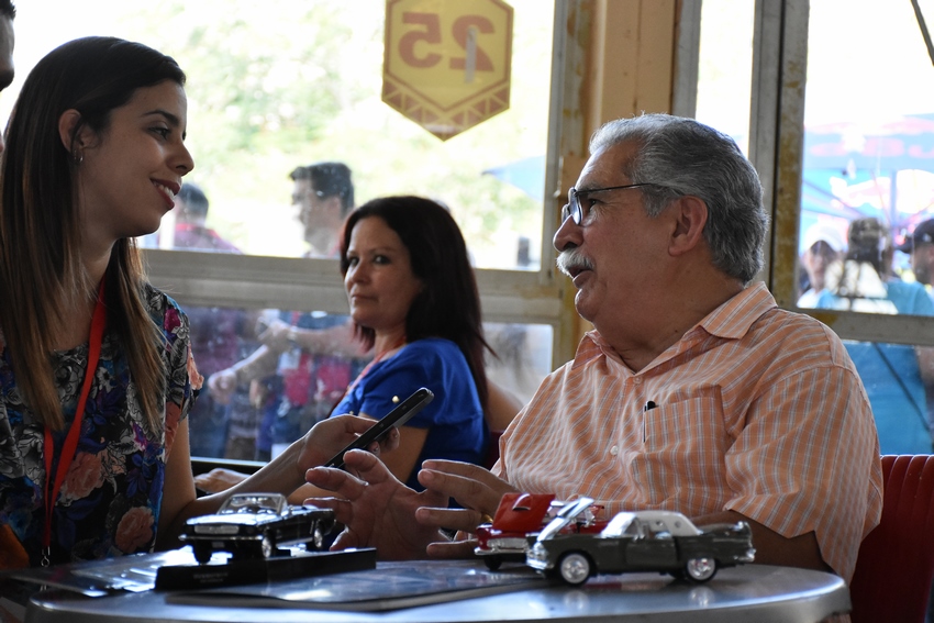 Fernando González García, junto a sus autos pequeños, en el II Salón Excelencias del Motor