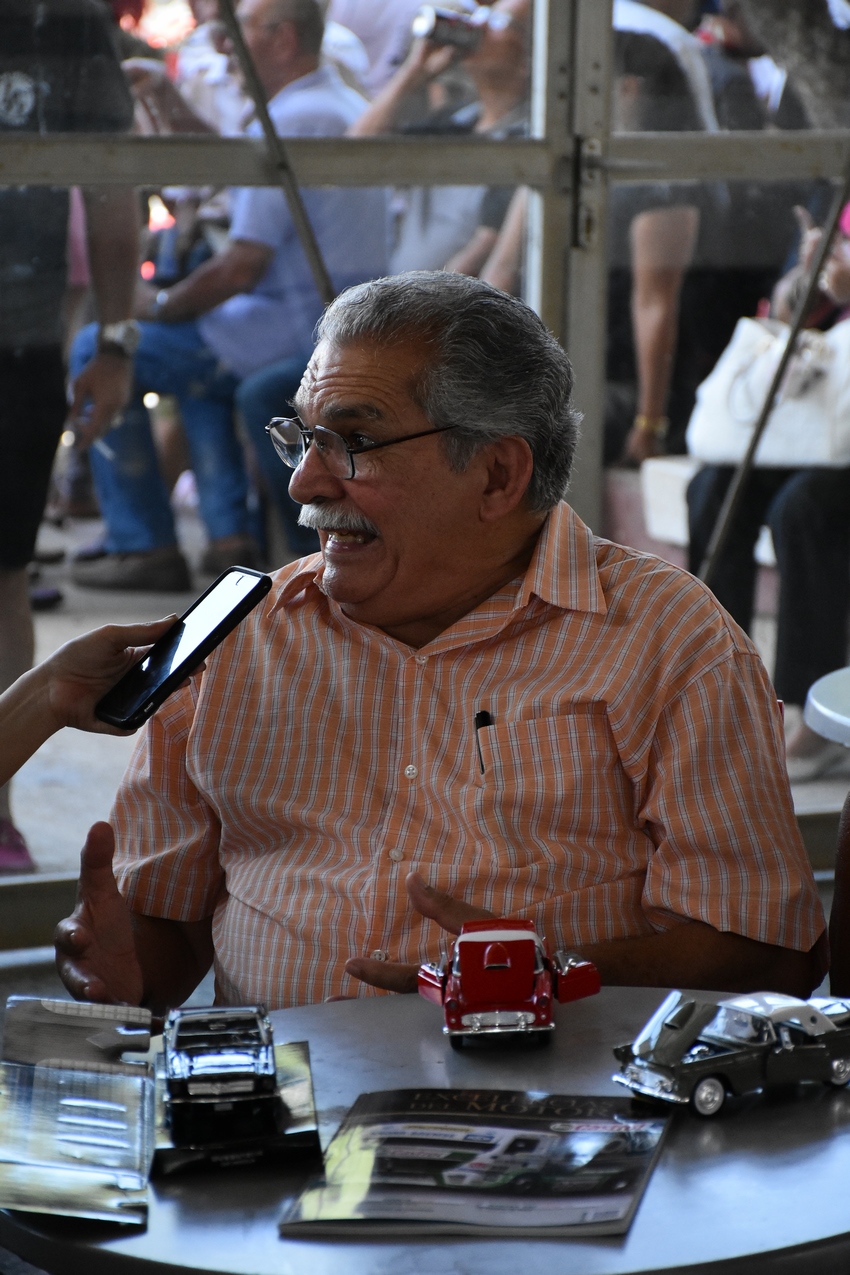 Fernando González García explicando la historia de sus autos pequeños