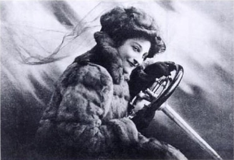 Dorothy Levitt se convierte en la primera mujer que compite en una carrera de automóviles