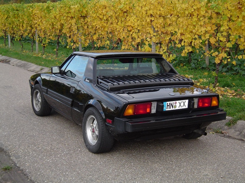 Fiat X1/9 negro parte trasera