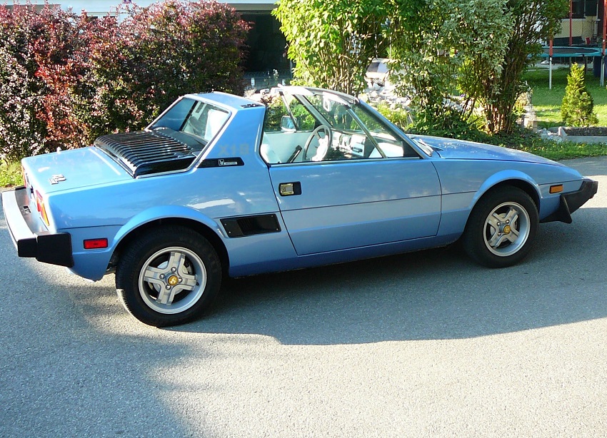 Fiat X1/9 coupe azul en un garage