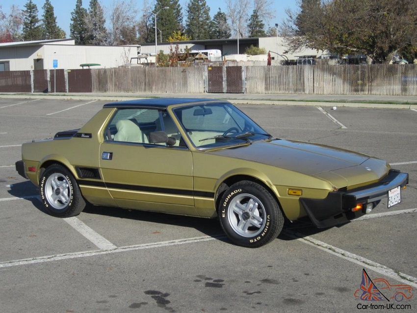 Fiat X1/9 verde en un parqueo