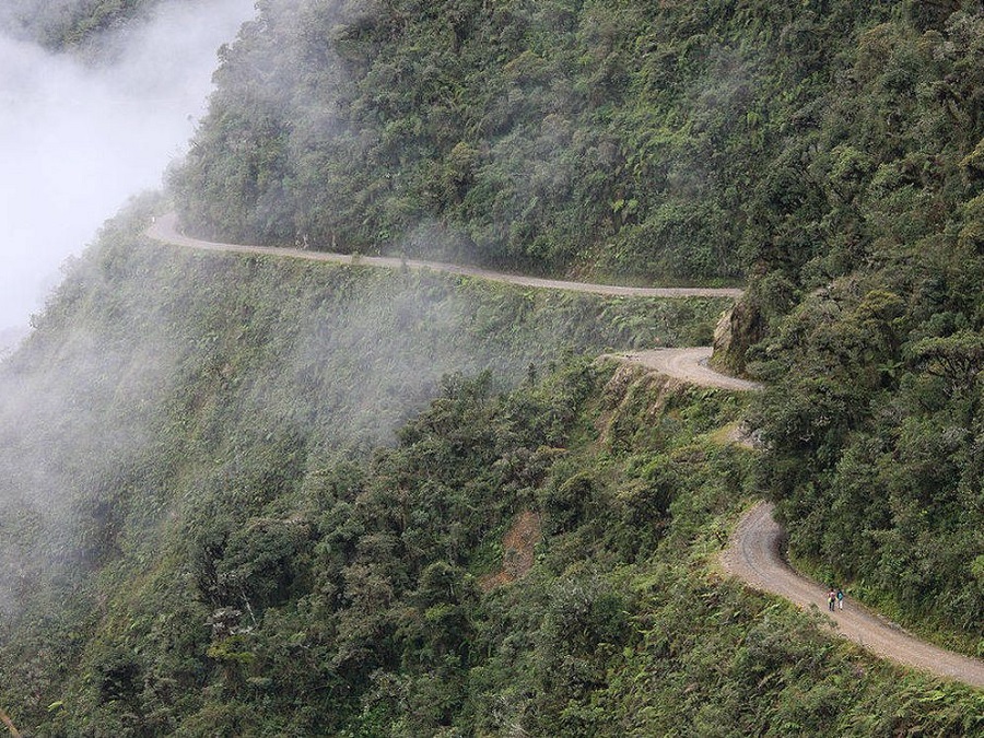 Camino de la Muerte, la carretera que te obliga a conducir al revés