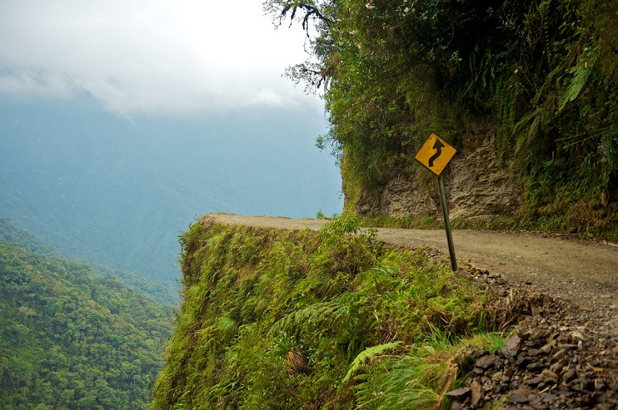 Camino de la Muerte, la carretera que te obliga a conducir al revés